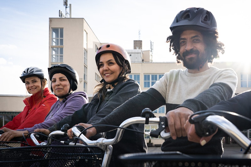 personer som cyklar. 