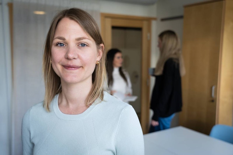 Person i förgrund i mötesrum